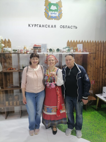 Библиотекарь Кипельской сельской библиотеки Юргамышского центра культуры на выставке под названием "Россия". Библиотекарь Кипельской сельской библиотеки Юргамышского центра культуры на выставке под названием "Россия".